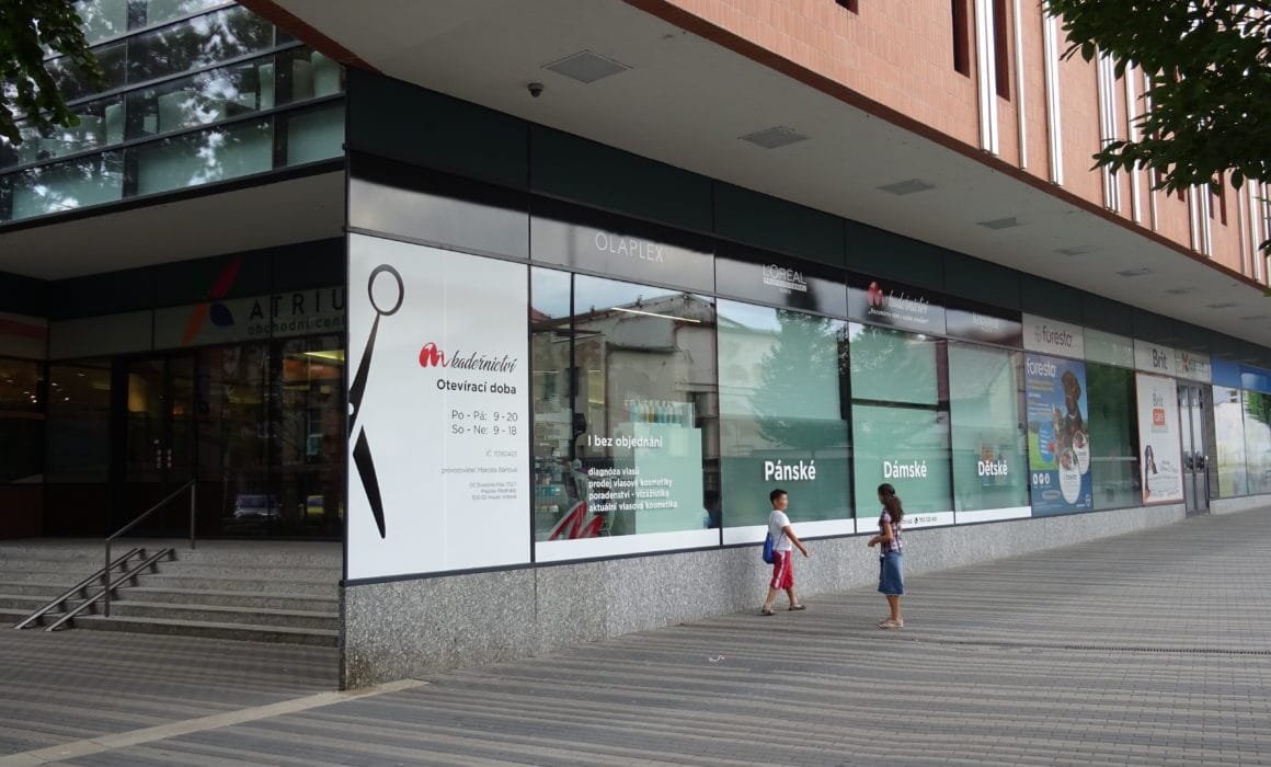 M-kadeřnictví - Hradec Králové - kadeřnice - design obchodu - logo - Atrium