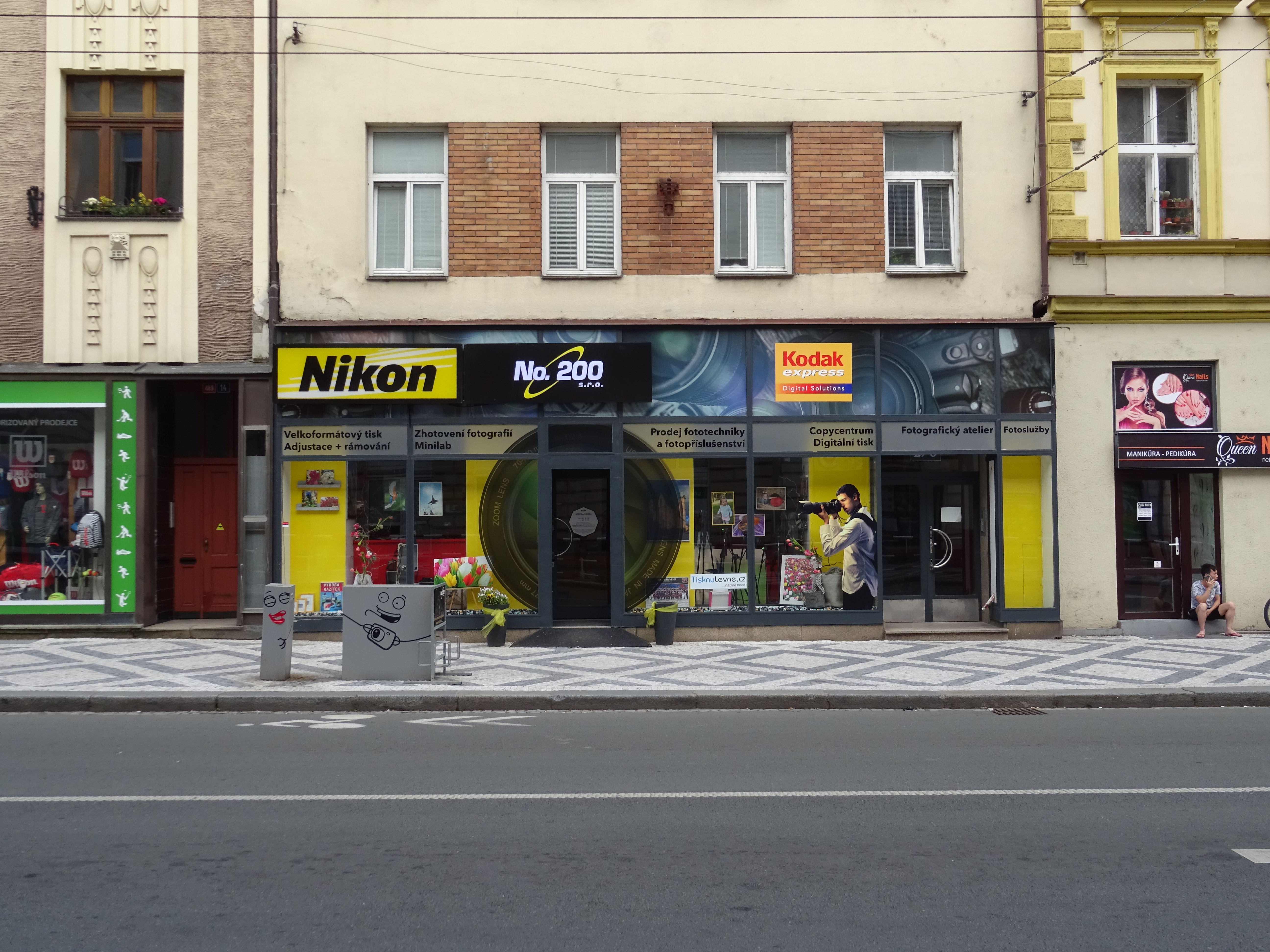 Streetart - No. 200 Nikon - Hradec Králové - polep obchodu - design - světelné reklamy