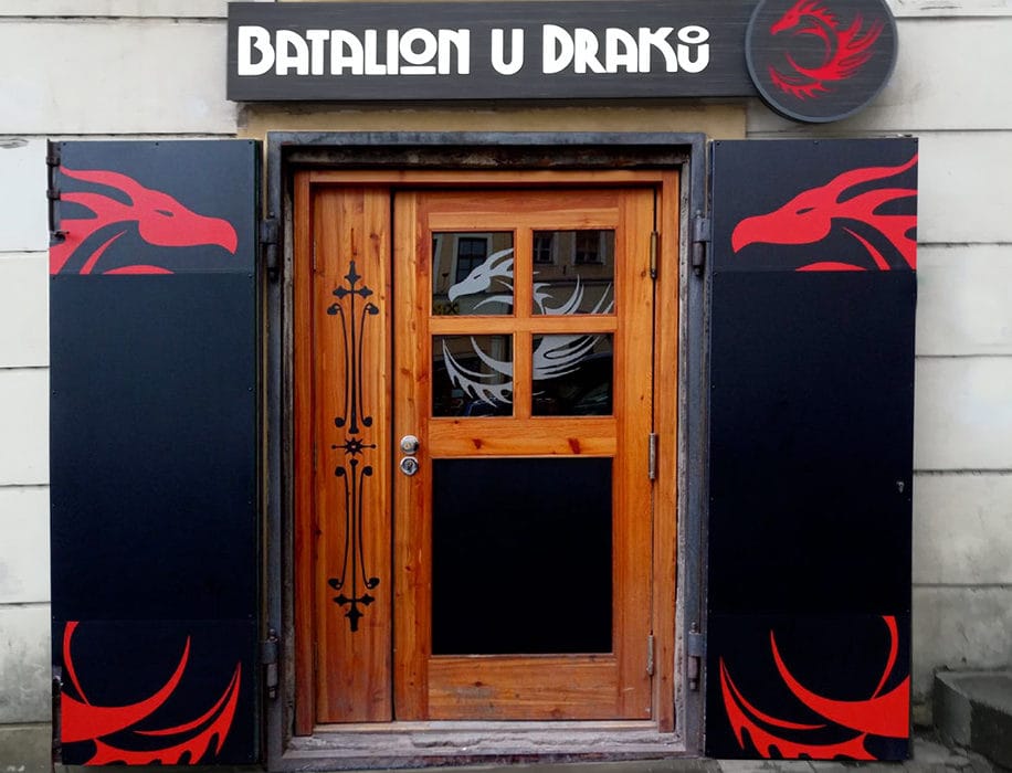 Batalion u Draků - design polep hospody - Hradec Králové