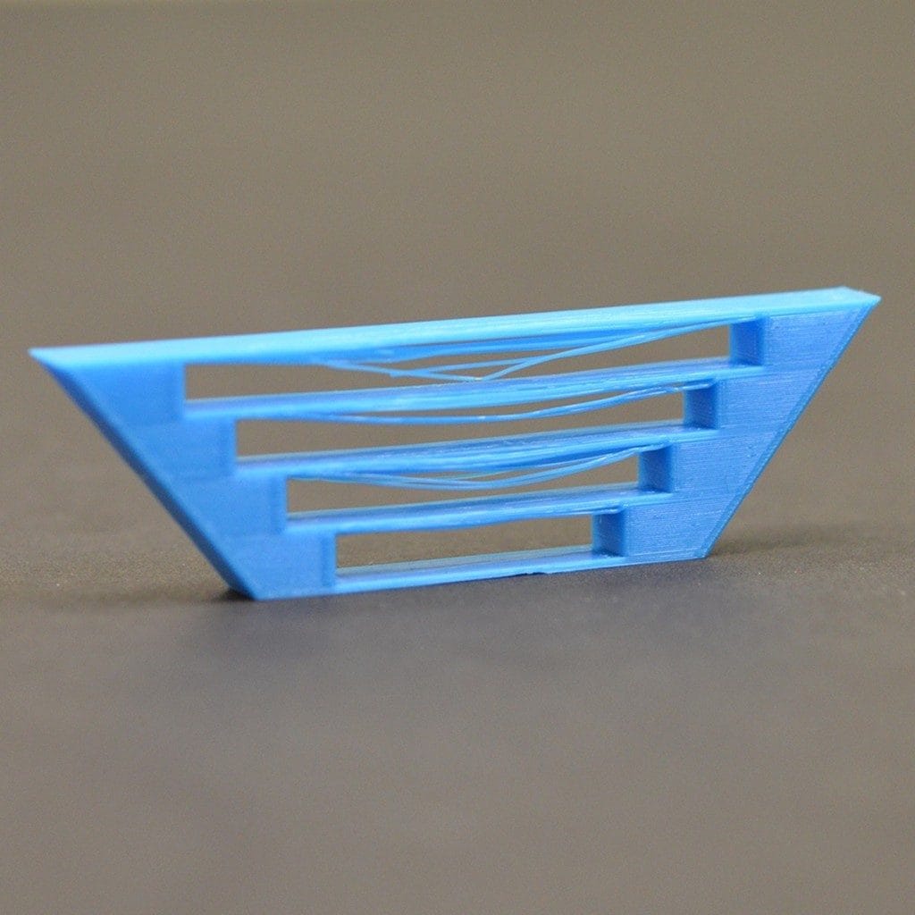 poor-bridging-spatne-premosteni-3dtisk-problemy-d3arts-1024x1024-1-1024x1024 Špatné přemostění 3D tisk problem