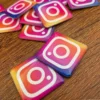 Droplet nálepka NFC hodnocenka pro Instagram s tlustou epoxidovou průhlednou vrstvou a feritovým stíněním pro kovové povrchy. Vhodná na desky stolu apod.