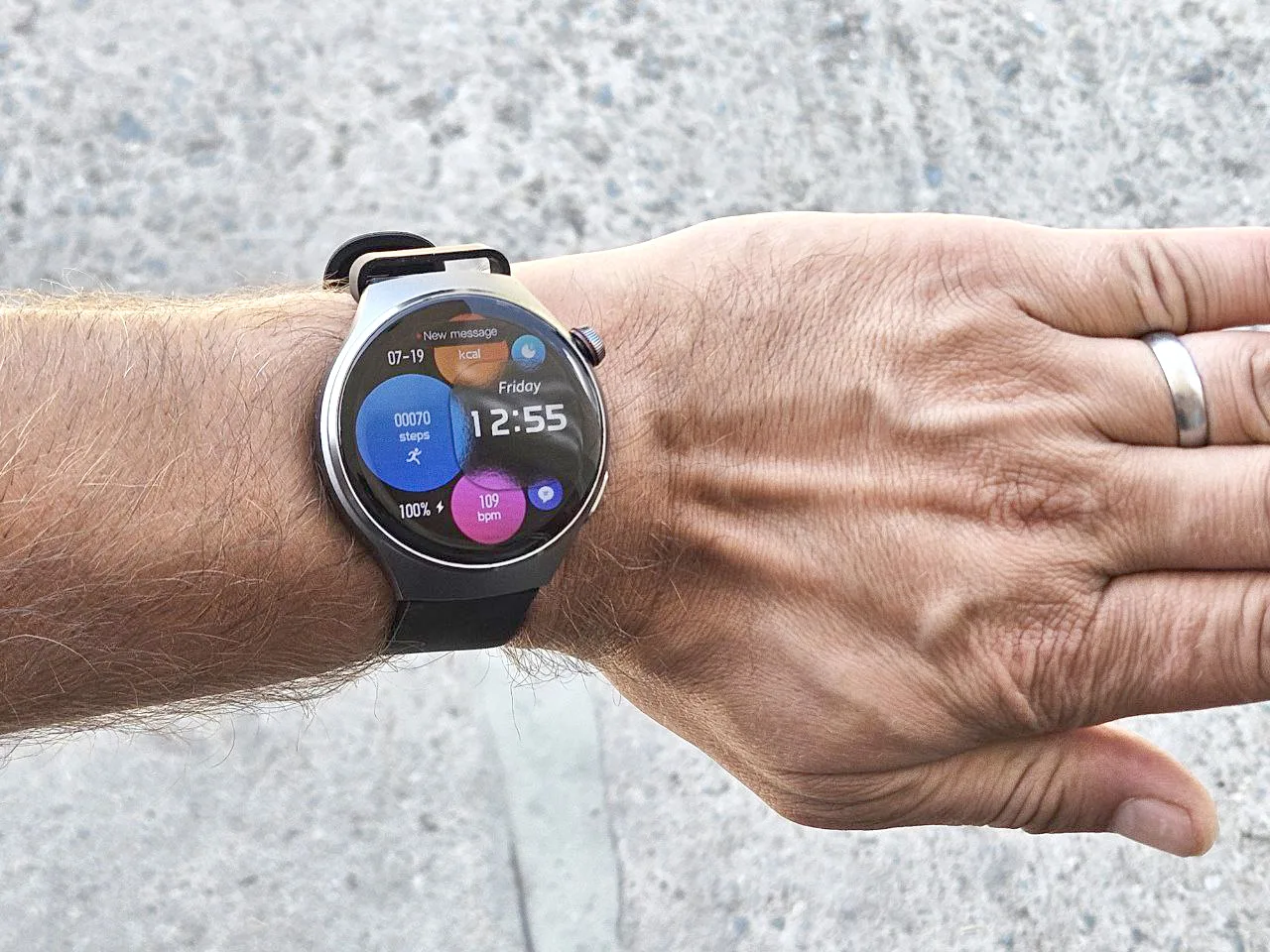Chytré hodinky Watch 4 Pro na ruce
