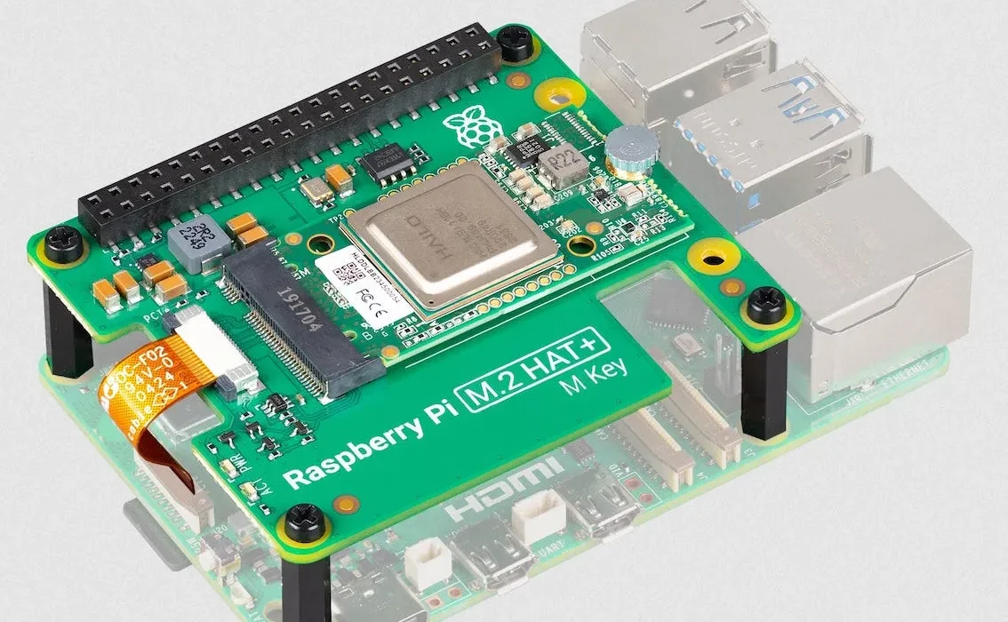 Raspberry Pi AI Kit v kompaktním stavu s Raspi