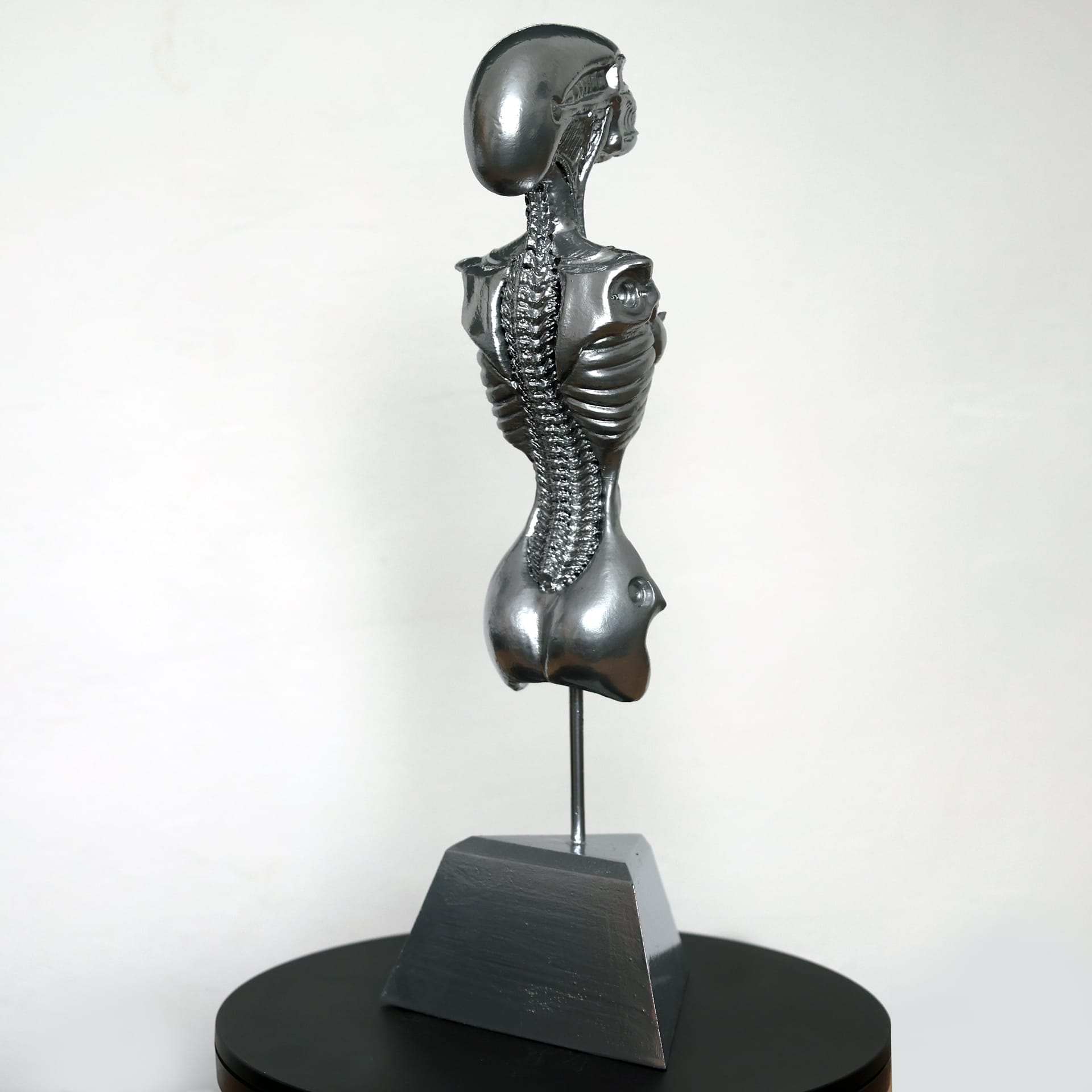 hr_giger_bar_statue_copy_10