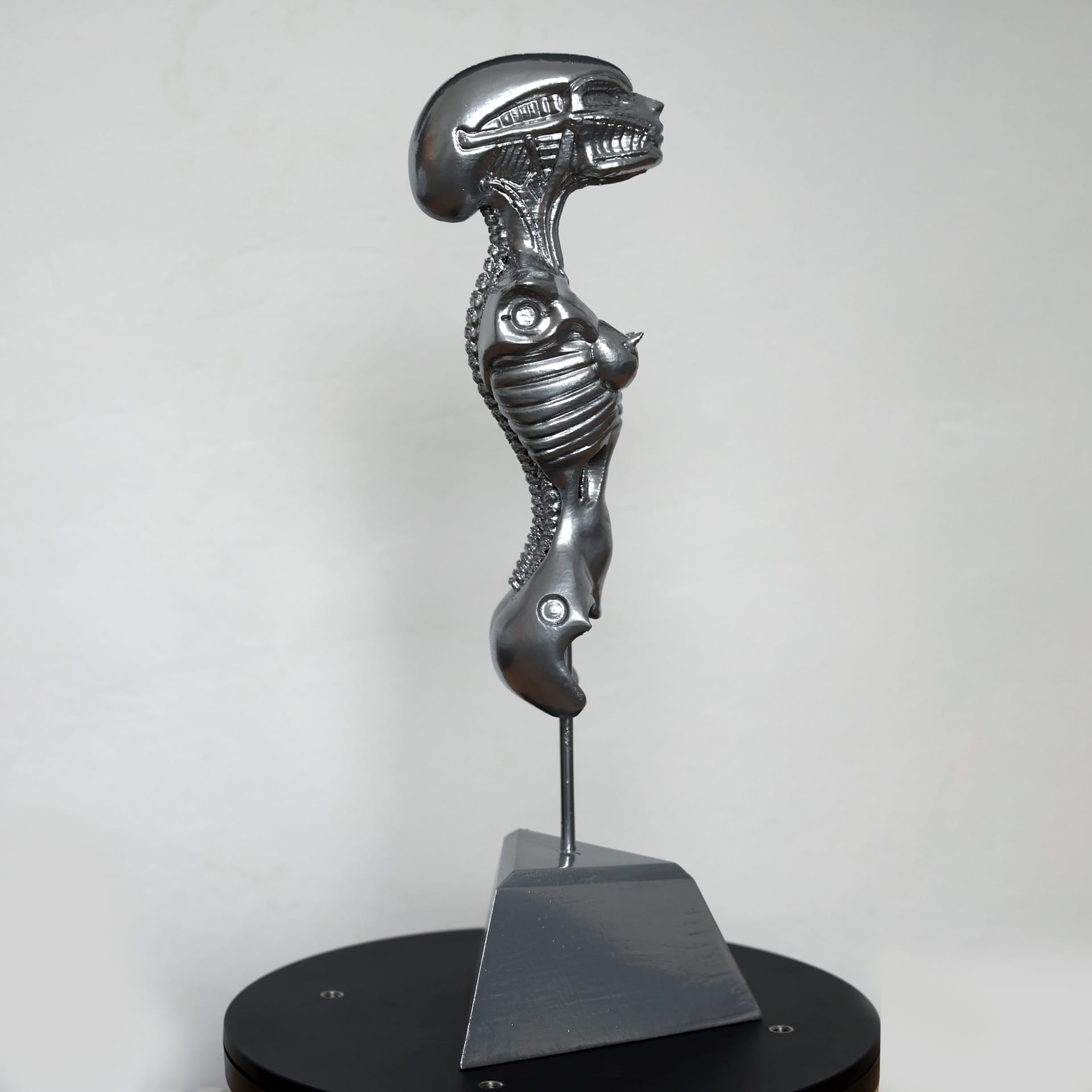 hr_giger_bar_statue_copy_11