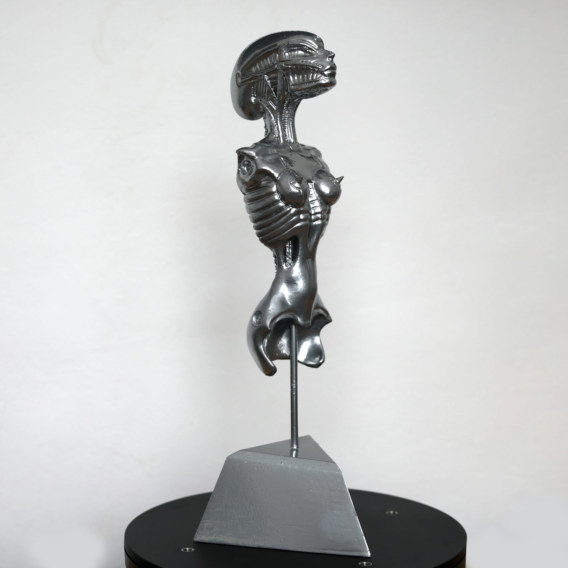 hr_giger_bar_statue_copy_12