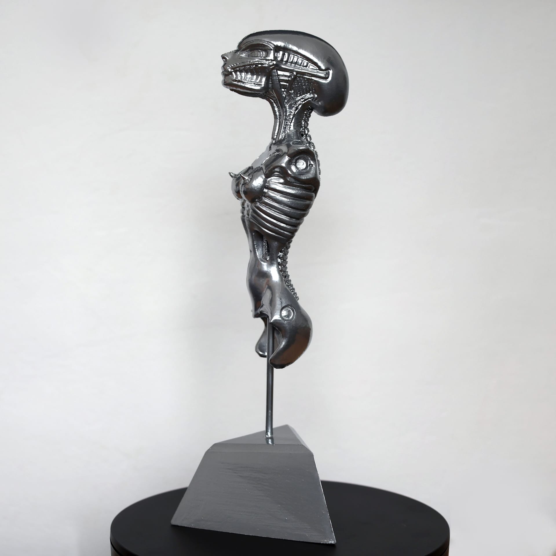 hr_giger_bar_statue_copy_7