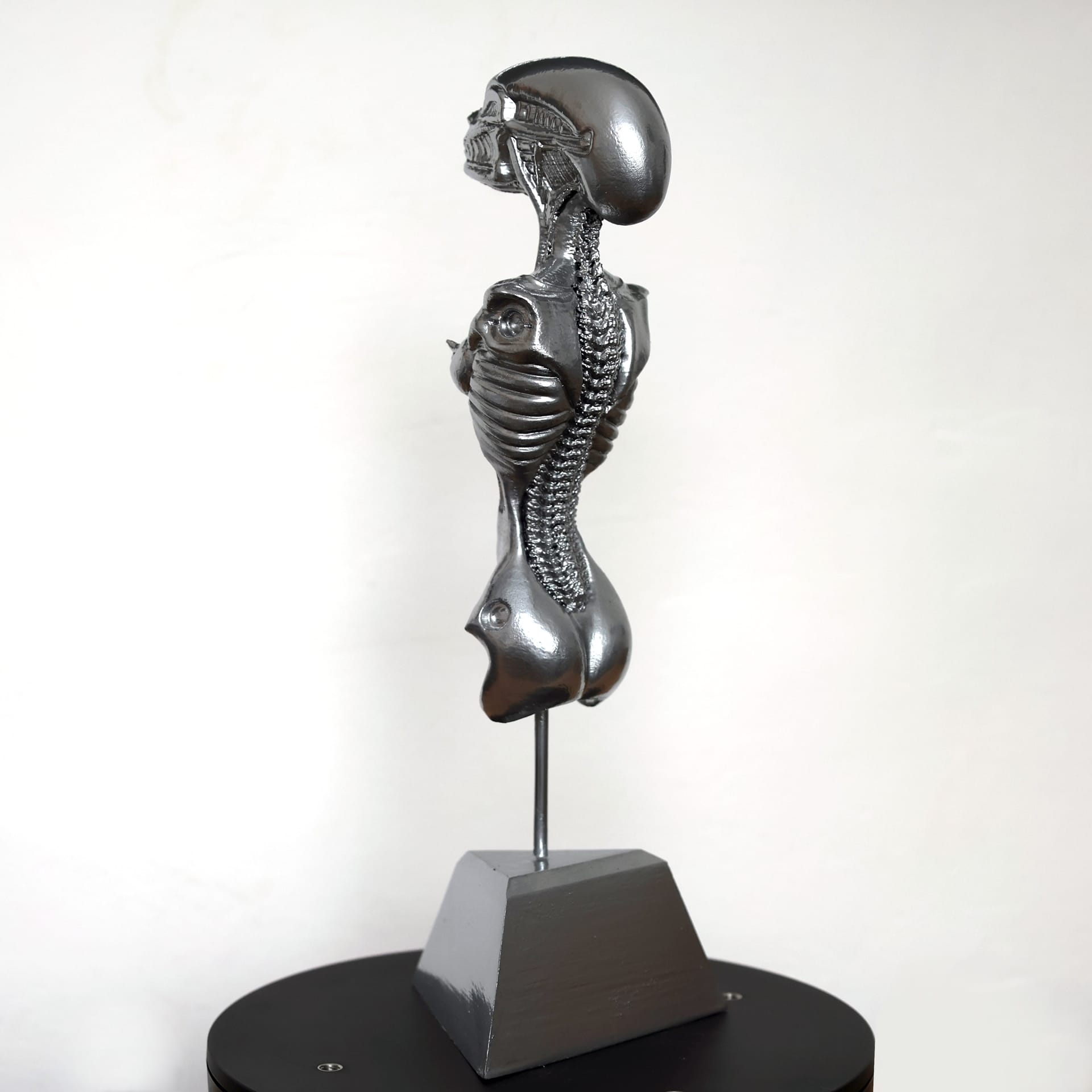 hr_giger_bar_statue_copy_8