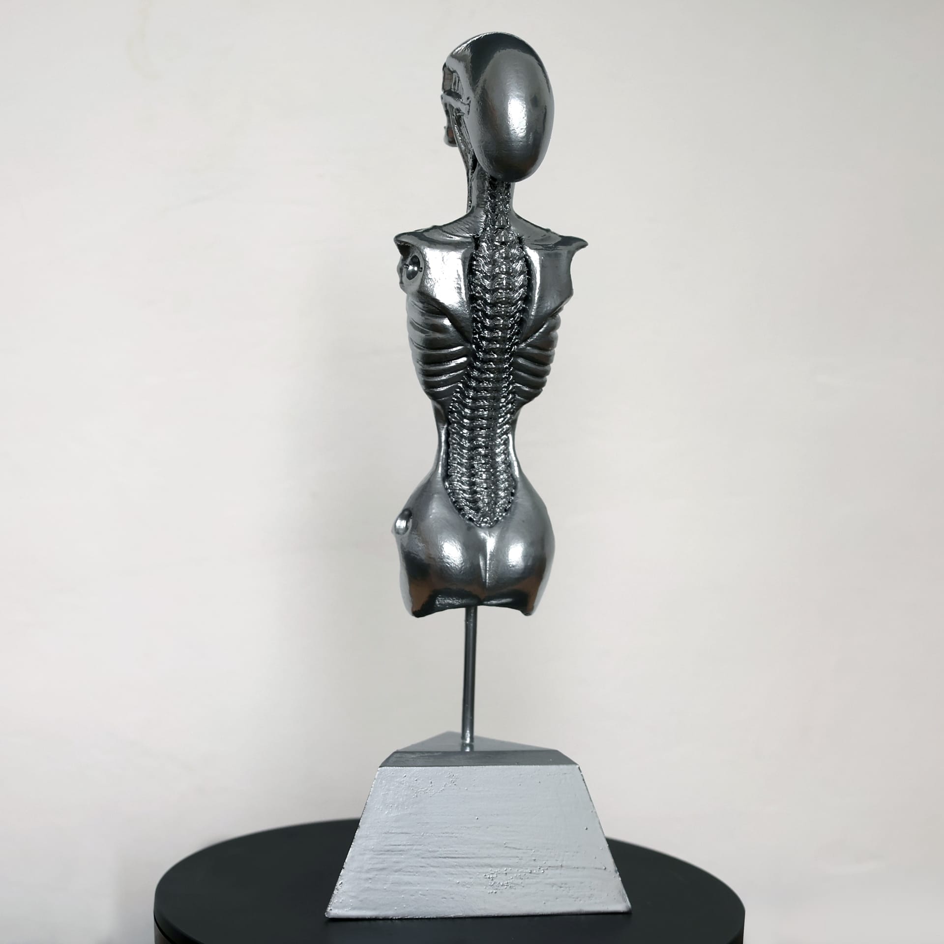 hr_giger_bar_statue_copy_9