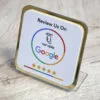 NFC hodnocenka pro bezklontaktní získání recenze Google. Hranatá ve tvartu stojanu.