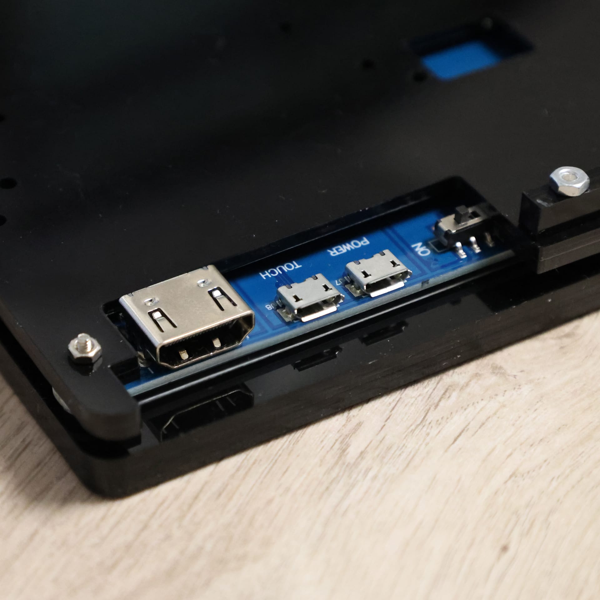 LCD dotykový display s kontorem HDMI a IPS technologií, úhlopříčka 7" pro Raspberry Pi