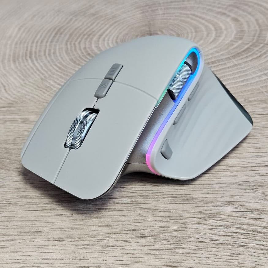 Kvalitní BÍLÁ a levná ergonomická bezdrátová herní myš s LED osvětlením, 9 tlačítky, Bluetooth modem, recieverm - M10. Pro gamining i běžnou práci.