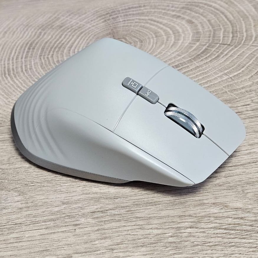 Kvalitní BÍLÁ a levná ergonomická bezdrátová herní myš s LED osvětlením, 9 tlačítky, Bluetooth modem, recieverm - M10. Pro gamining i běžnou práci.