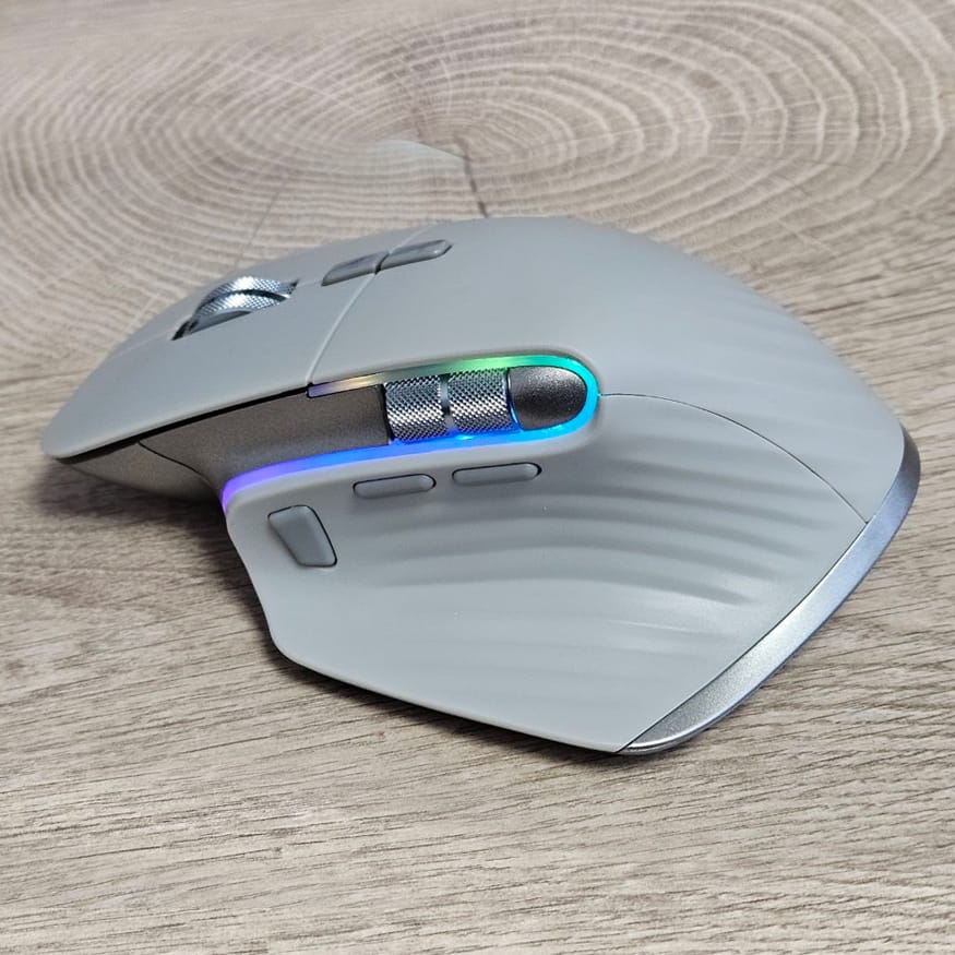 Kvalitní BÍLÁ a levná ergonomická bezdrátová herní myš s LED osvětlením, 9 tlačítky, Bluetooth modem, recieverm - M10. Pro gamining i běžnou práci.