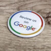 Droplet nálepka NFC hodnocenka pro recenze Google s tlustou epoxidovou průhlednou vrstvou a feritovým stíněním pro kovové povrchy. Vhodná na desky stolu apod.
