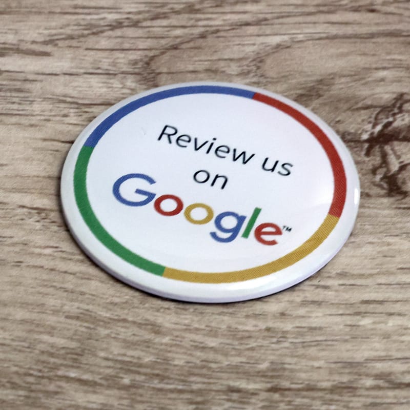 Droplet nálepka NFC hodnocenka pro recenze Google s tlustou epoxidovou průhlednou vrstvou a feritovým stíněním pro kovové povrchy. Vhodná na desky stolu apod.