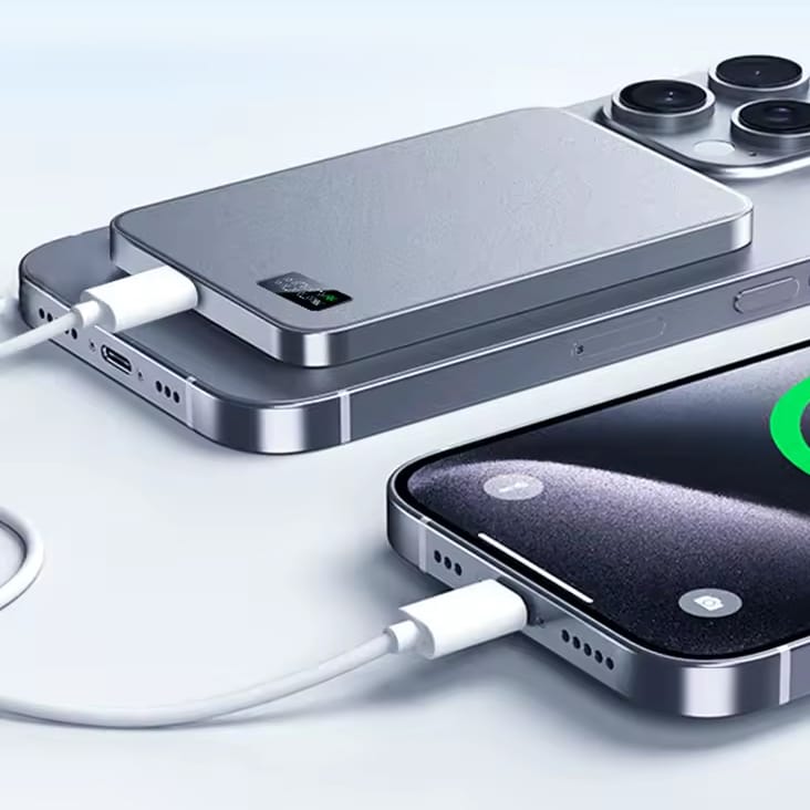 Duální nabíjení jak z bezdrátového nabíjení, tak prostředníctvím oboustranného kabelu USB-C