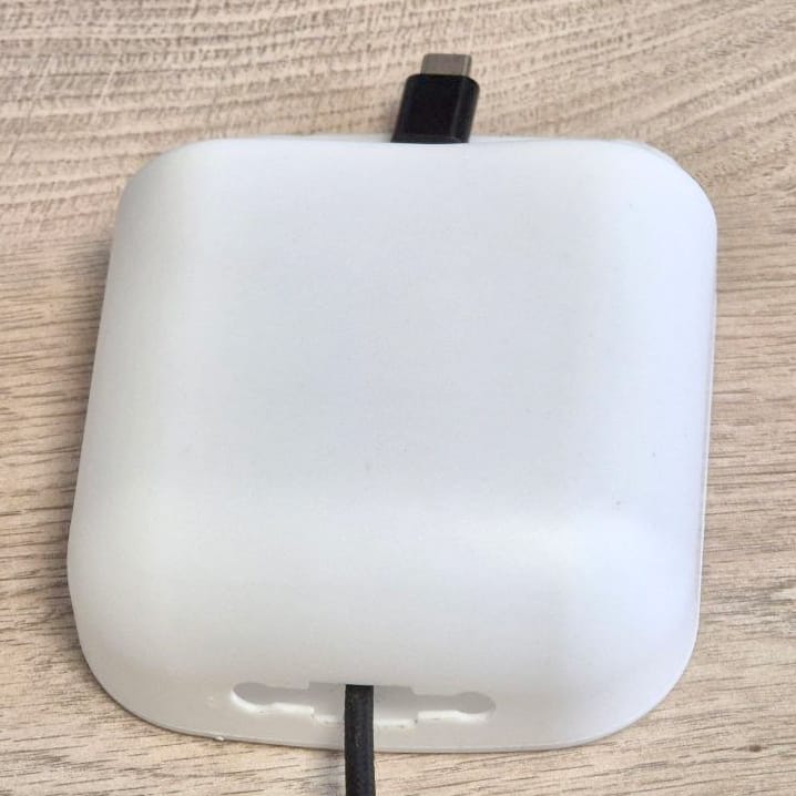 Nástěnný držák na telefon - otvor pro napájecí kabel