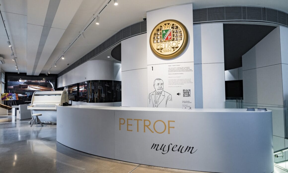 Výstava Petrof - Infocentrum Hradec Králové - Generativní audio popis s hlasem Jana Bílka