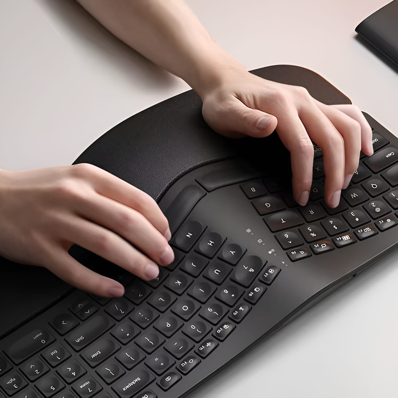 Ergonomická podsvícená bow klávesnice s opěrkou zápěstí - bezdrátová, USB-C napájení