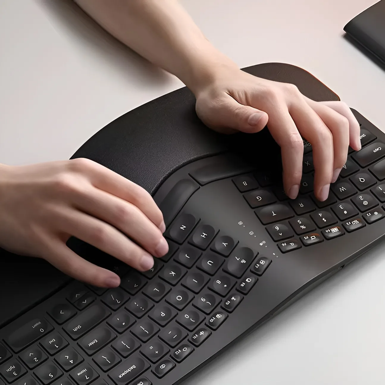 Ergonomická podsvícená bow klávesnice s opěrkou zápěstí - bezdrátová, USB-C napájení