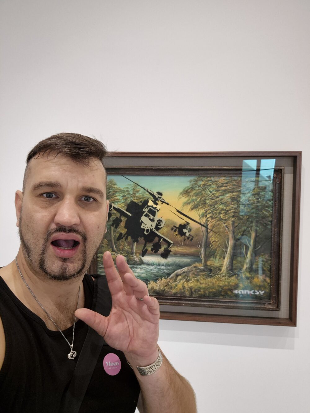 Petr Chroustovský v Moco Museum Barcelona s replikou Banksy