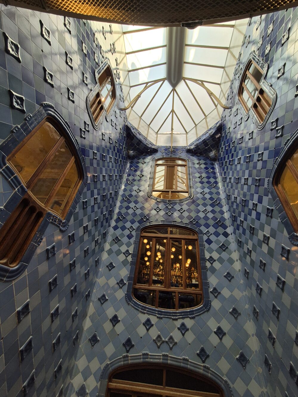 Casa Batllo - Lucerna a vnitřek domu od Salvadora Gaudího