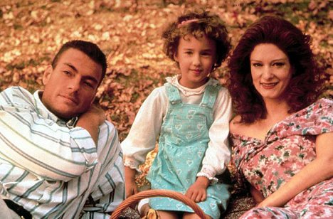 Jean-Claude Van Damme, Ashley Johnson a Lisa Pelikan ve filmu Lví srdce (1990)