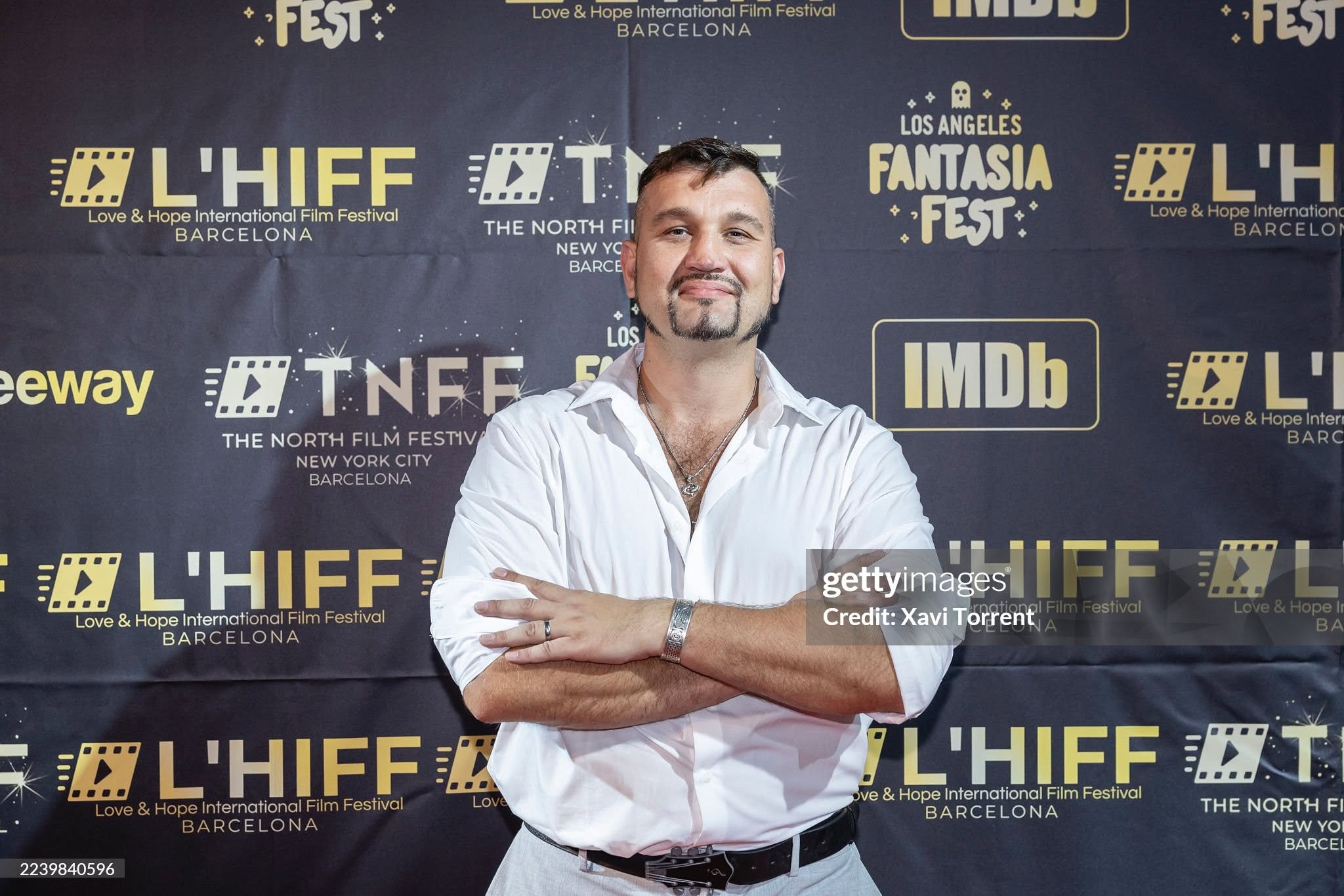 Petr Chroustovský před festivalovou fotostěnou L’HIFF; foto Xavi Torrent