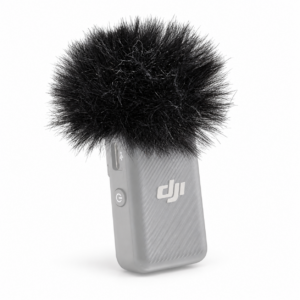 Černý windscreen z umělé kožešiny nasazený na mikrofonním vysílači DJI Mic.