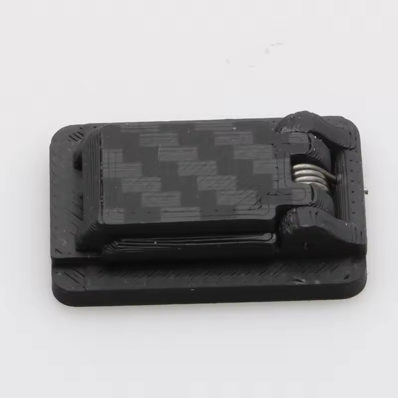 Detail pružiny a rychloupínacího klipu na 3D tištěném držáku DJI Mic 1.