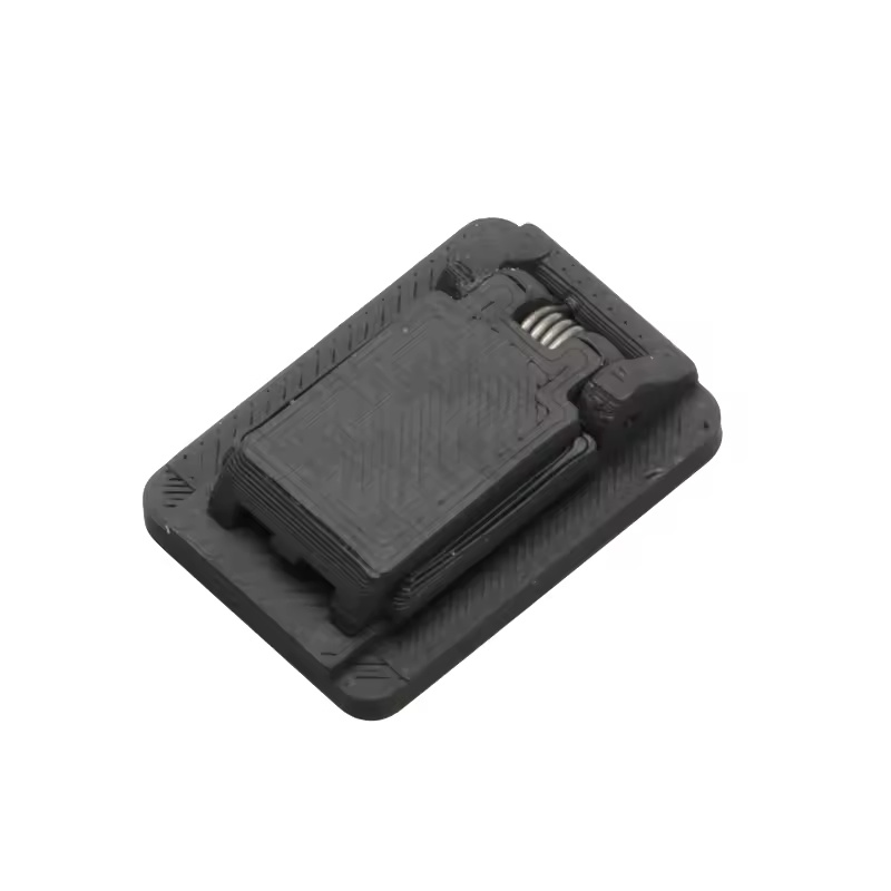 Černý 3D tištěný držák pro přijímač DJI Mic 1 s pružinovým klipem na bílém pozadí.