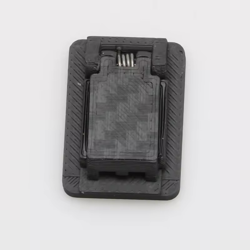 Horní pohled na černý 3D tištěný držák s pružinovým klipem pro přijímač DJI Mic 1.