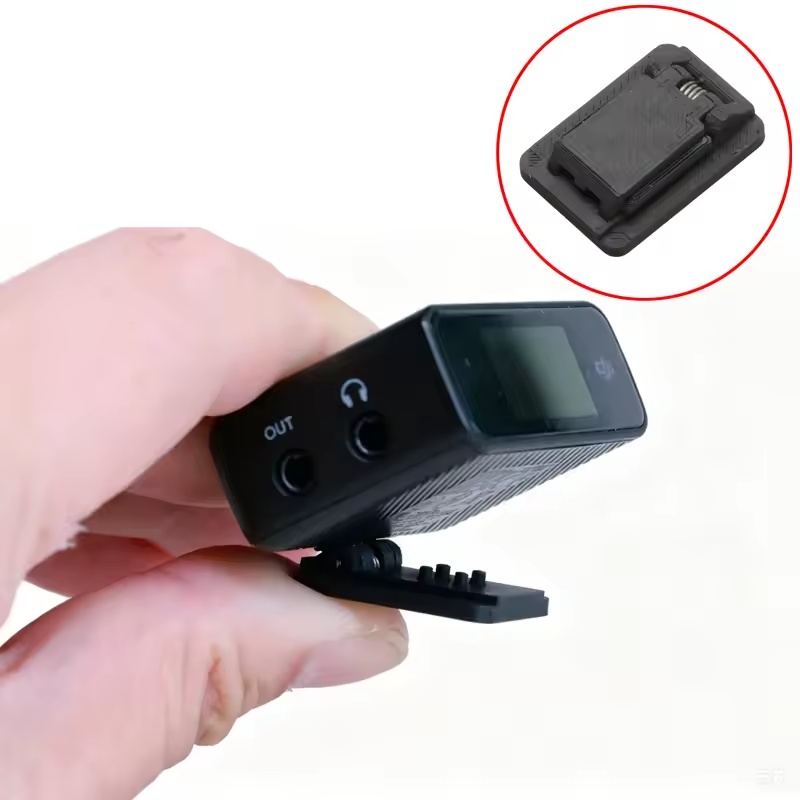 Držák nasazený na přijímači DJI Mic první generace, detail v ruce.