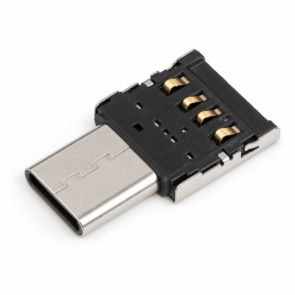 Spodní strana mini OTG adaptéru USB-C se čtyřmi kontakty pro zasunutí do USB-A konektoru.