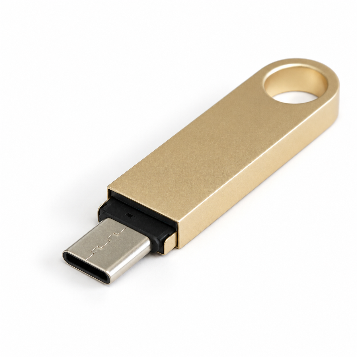 Mini OTG adaptér USB-C zasunutý do konektoru USB-A flashdisku; flashdisk není součástí balení.